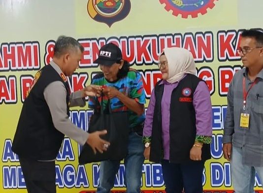Pembagian Sembako Polda Bengkulu Warnai Kebersamaan Polri dan Buruh