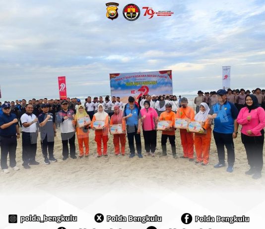Ditintelkam Polda Bengkulu Gelar Aksi Bersih Pantai di Pantai Zakat