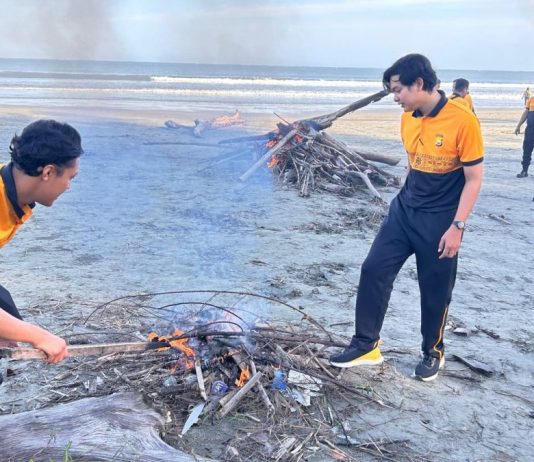 Tindak Lanjuti Arahan Presiden, Polda Bengkulu Kembali Gelar Aksi Bersih-bersih di Pantai Zakat