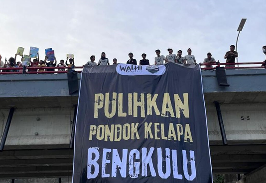 WALHI Bengkulu Gelar Aksi di Pesisir Pondok Kelapa, Serukan Penanganan Serius Abrasi