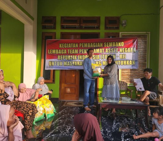 TOPAN-RI Tebar Kepedulian dengan Membagikan Sembako kepada Masyarakat Membutuhkan