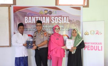 Perkuat Silaturahmi, Kapolres Mukomuko Berikan Bantuan kepada Santri Miftahul ’Ulum